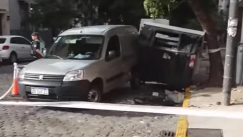 Un hombre sufrió un infarto mientras manejaba, provocó un choque múltiple y murió