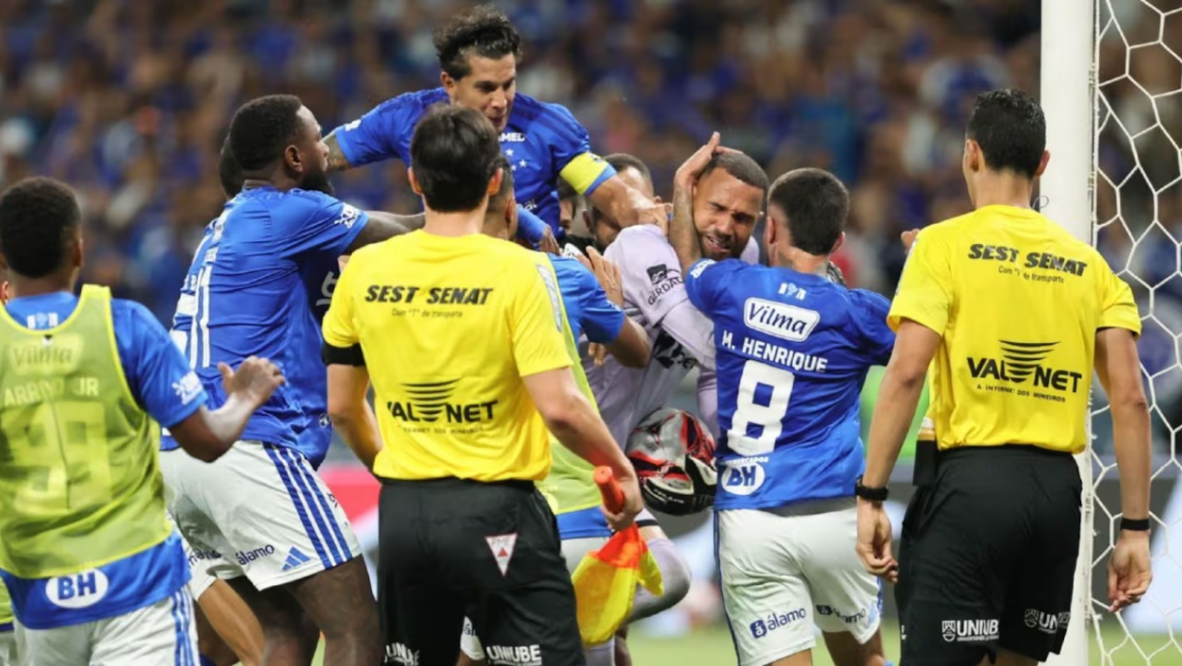 Escándalo en Brasil: 23 expulsados tras una batalla campal en una final