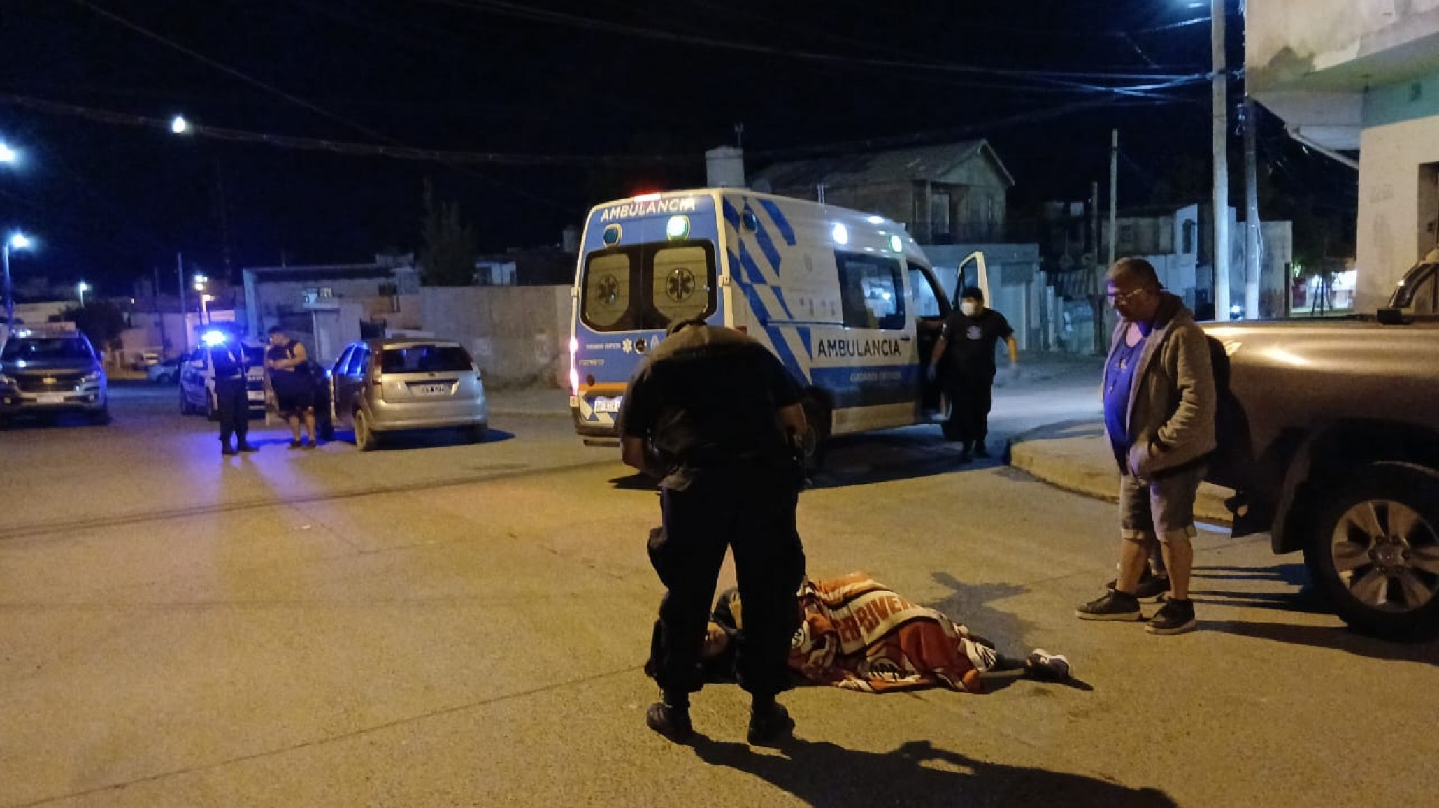 Choque entre un auto y una moto terminó con una mujer herida