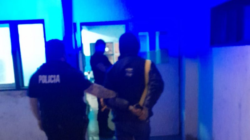 Sorprendieron a un hombre haciendo una conexión clandestina en un poste de luz: terminó detenido