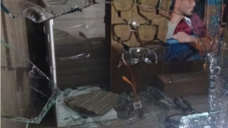 Rompieron la vidriera de una óptica en pleno centro y robaron 13 pares de anteojos