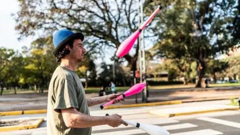 Bariloche prohíbe por resolución la actividad de limpiavidrios y la venta ambulante en los semáforos