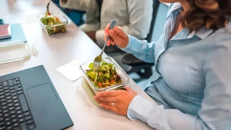 Ocho de cada diez trabajadores asalariados enfrenta dificultades para alimentarse durante su jornada laboral