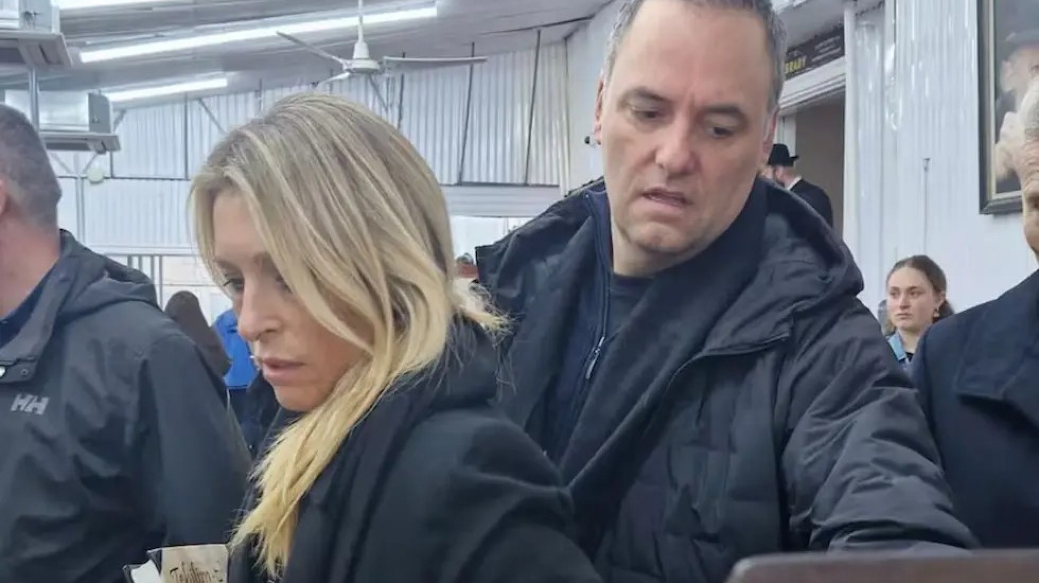 Del ajuste al privilegio: Adorni dijo "vengo a deslomarme" y llevó a su esposa en el avión presidencial