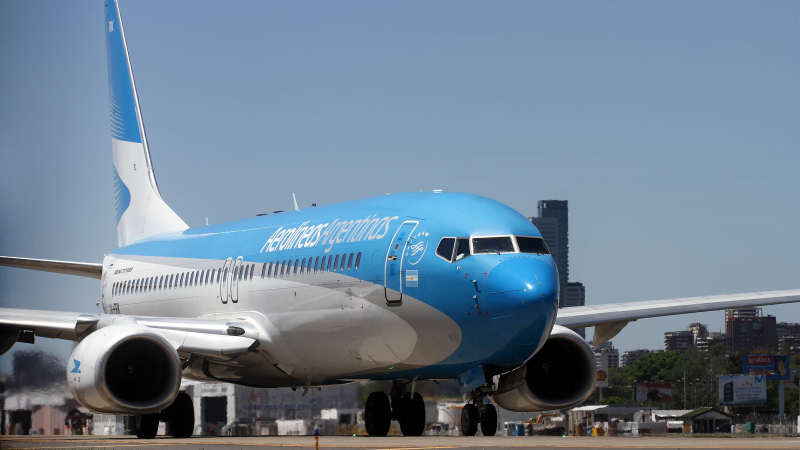 Aerolíneas Argentinas aplicará un recargo en los pasajes por la suba del petróleo