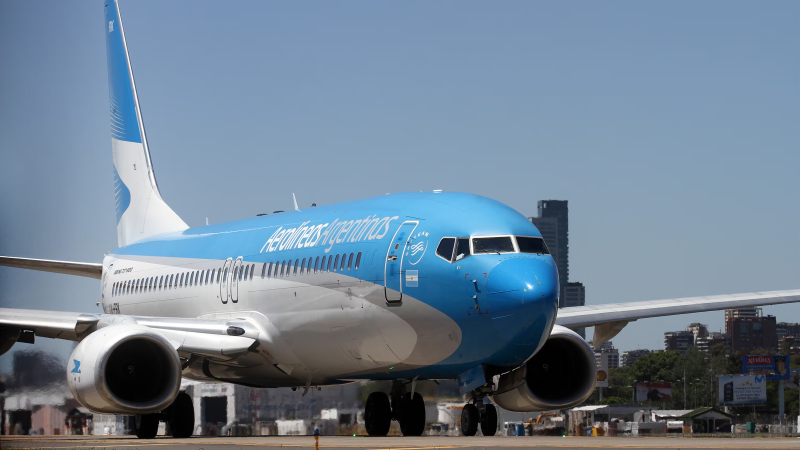 Aerolíneas Argentinas aplicará un recargo en los pasajes por la suba del petróleo