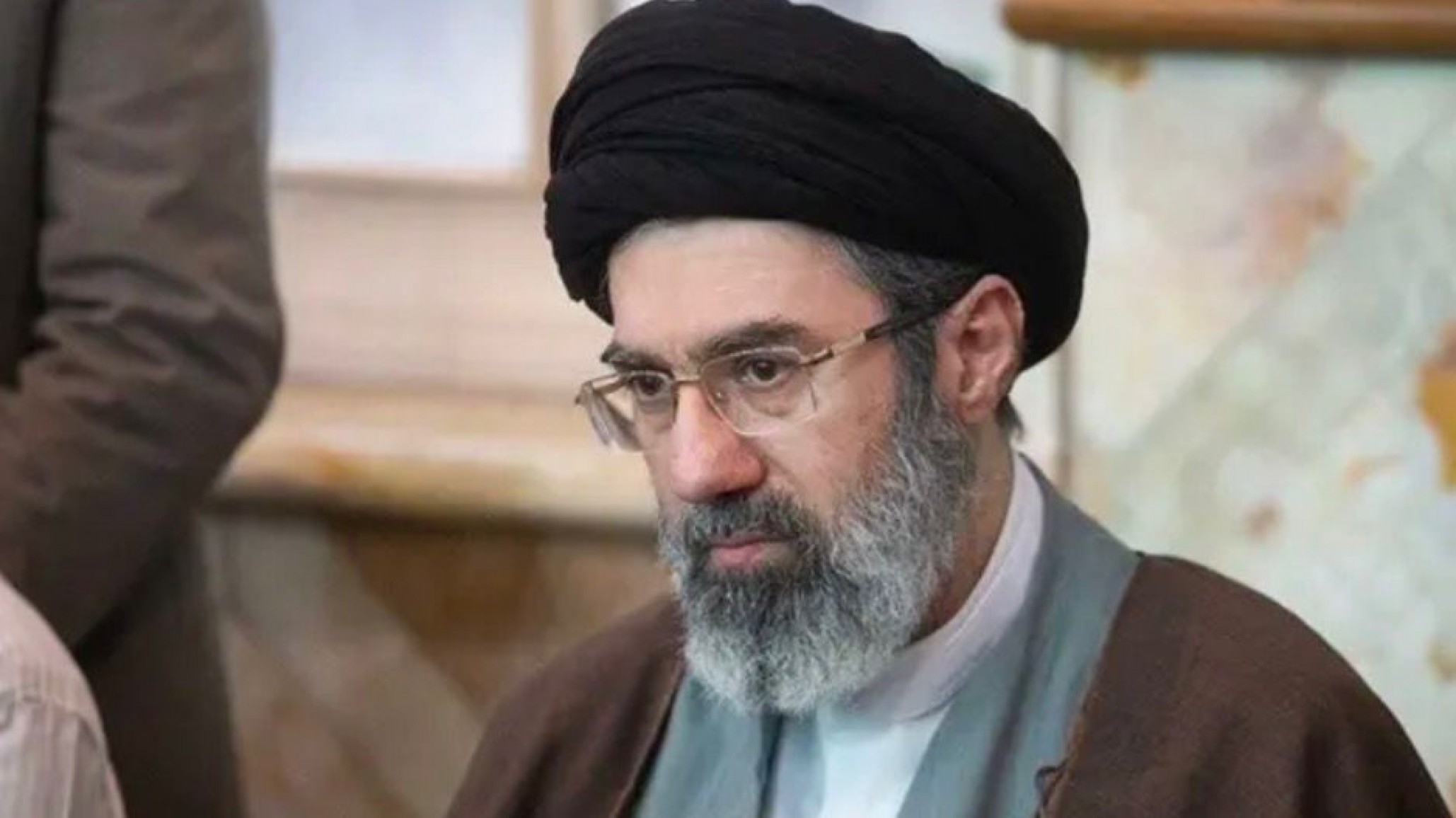 El nuevo líder supremo de Irán advirtió que el estrecho de Ormuz "seguirá cerrado" y prometió venganza