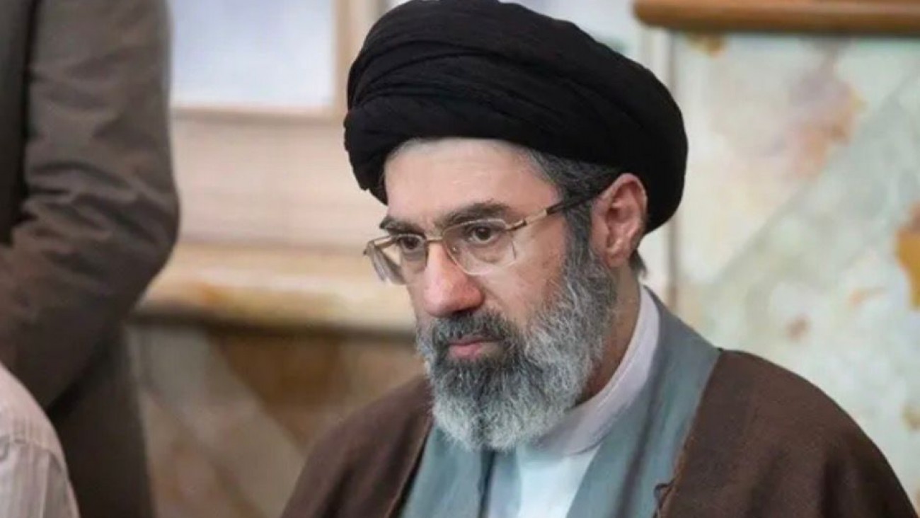 El nuevo líder supremo de Irán advirtió que el estrecho de Ormuz "seguirá cerrado" y prometió venganza