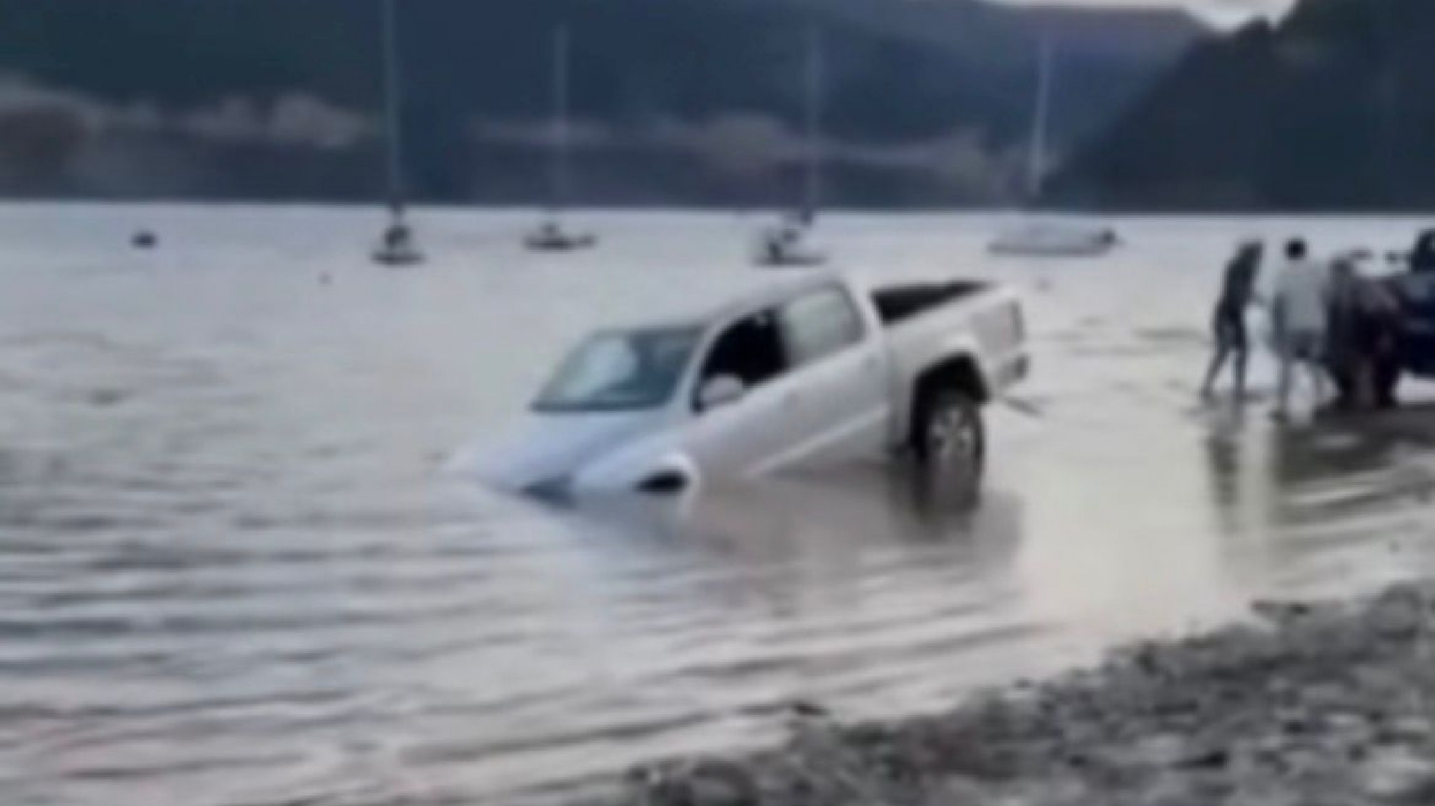 ¿Probaba si la Amarok era anfibia? Terminó con la camioneta dentro del lago en Bariloche