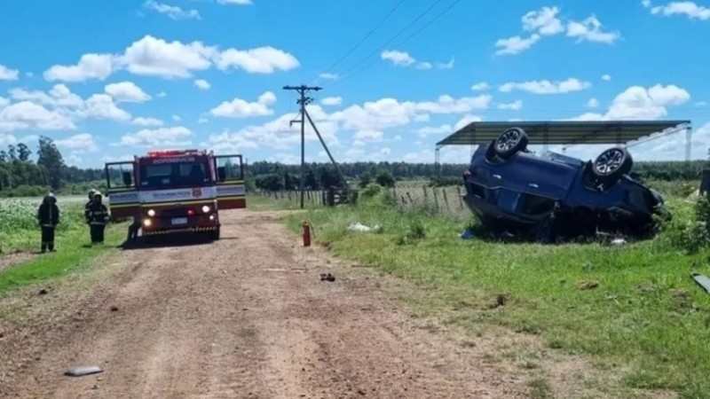 Siniestro fatal en Corrientes: una niña murió tras el vuelco de una camioneta y dos mujeres están en grave estado