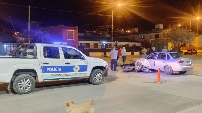 Choque entre un auto y una moto en Comodoro: un joven resultó herido y fue trasladado al Hospital Regional