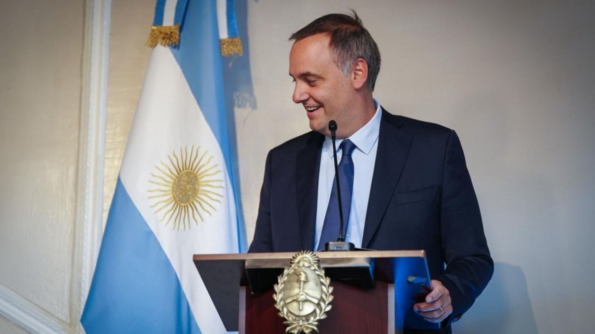 Polémica por los gastos con tarjetas del vocero presidencial: cuestionan los consumos de la familia de Manuel Adorni