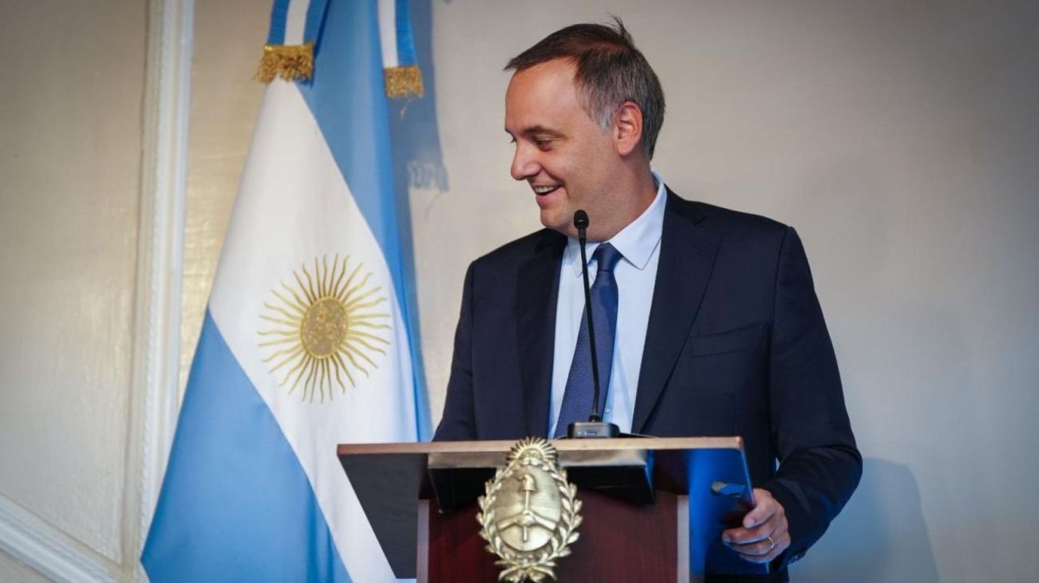 Polémica por los gastos con tarjetas del vocero presidencial: cuestionan los consumos de la familia de Manuel Adorni