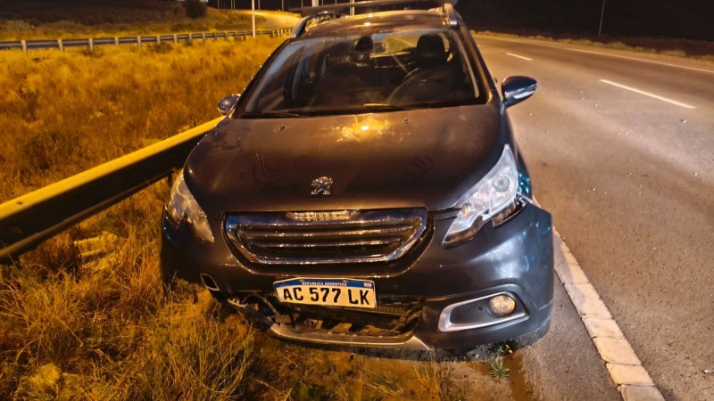 Otro accidente en la Ruta 3: hallaron un auto chocado contra un guardarraíl cerca de Rada Tilly y sin conductor