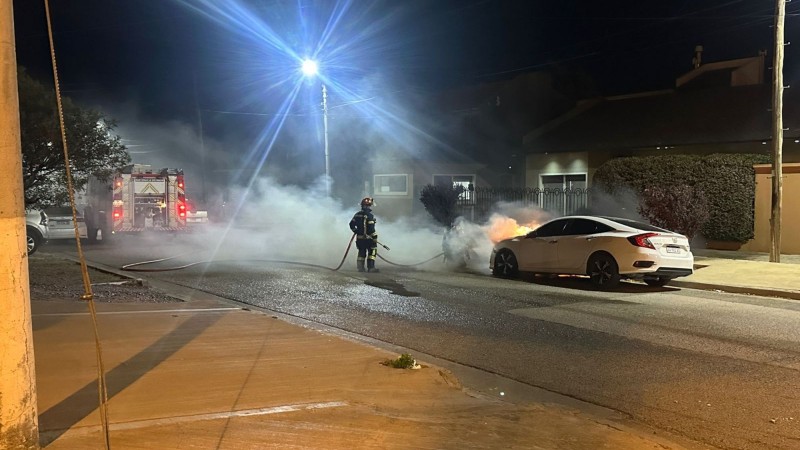 Incendiaron un auto durante la madrugada en Comodoro: investigan si fue intencional