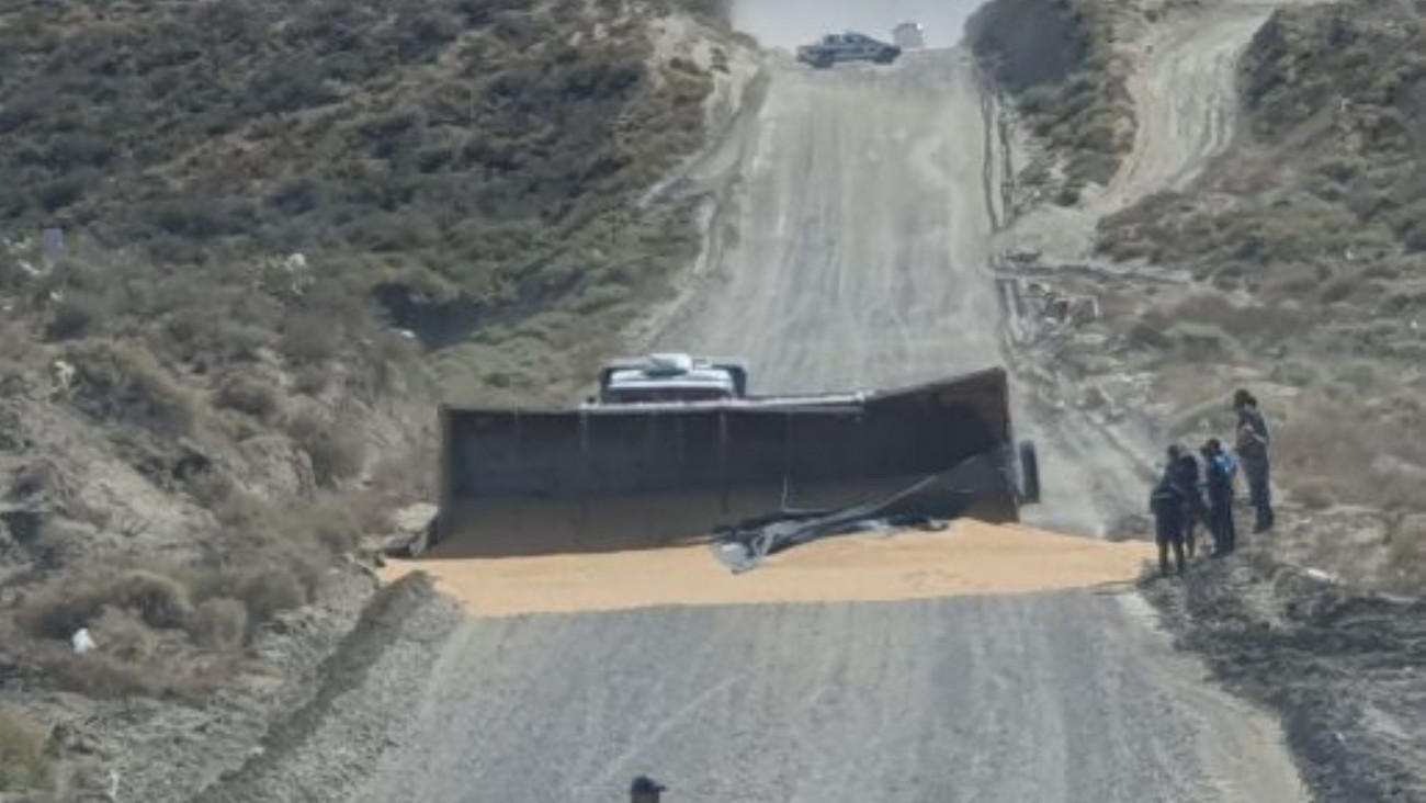 Volcó un camión en el Camino Petrolero de Comodoro Rivadavia y generó un operativo de seguridad