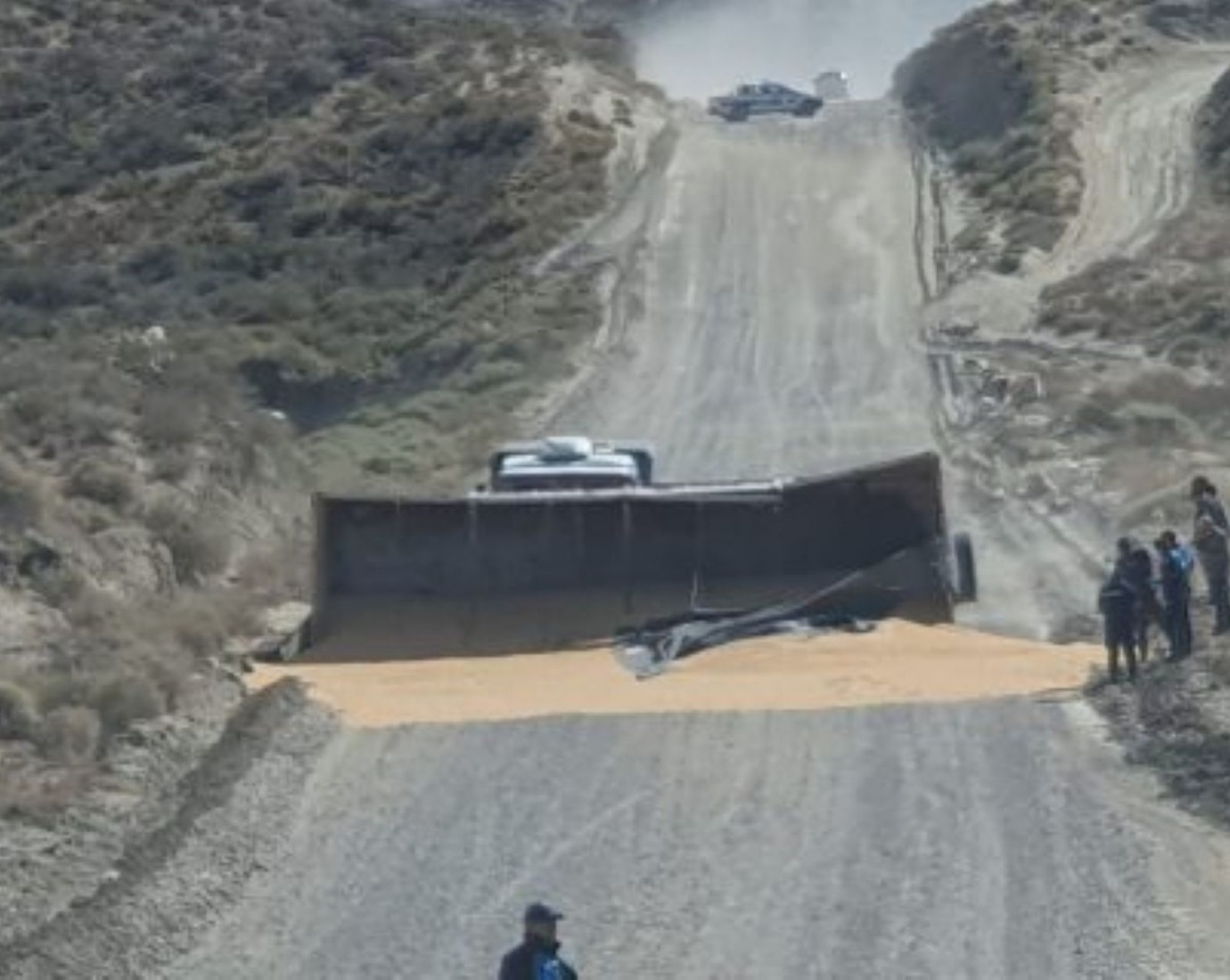 Volcó un camión en el Camino Petrolero de Comodoro Rivadavia y generó un operativo de seguridad