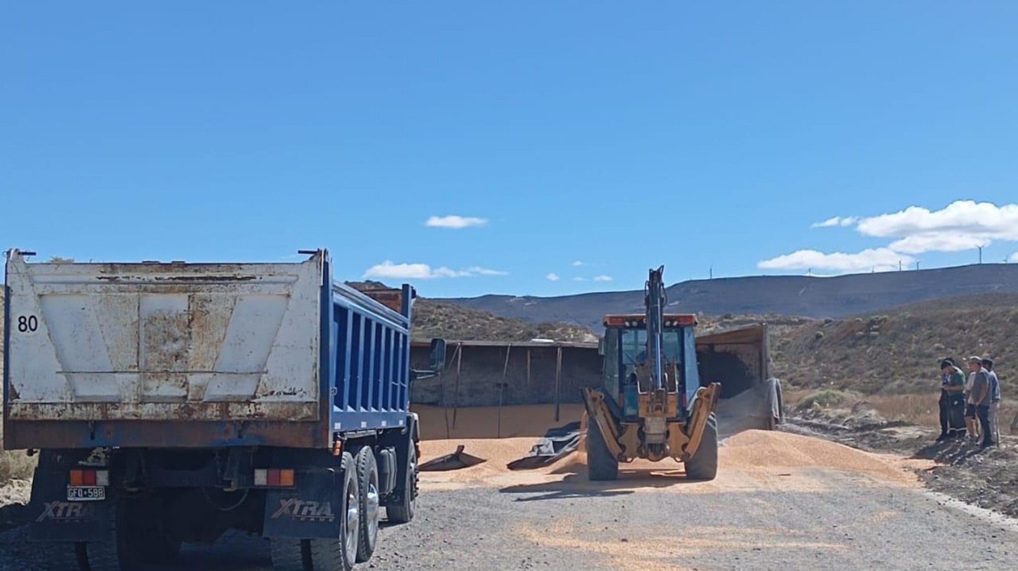 Se desprendió un acoplado de un camión y volcó en Camino Petrolero