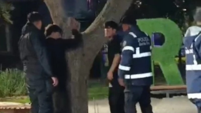 Apuñalaron a un adolescente en una pelea en la plaza San Martín y hay un menor demorado