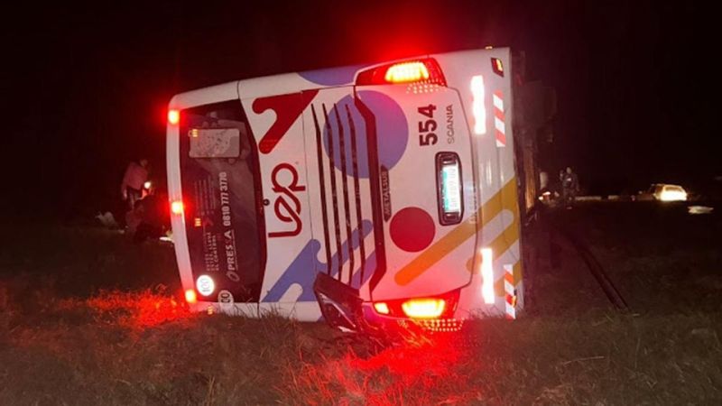 Susto y milagro en Ruta 9: Más de 40 personas sobrevivieron al vuelco de un micro de larga distancia