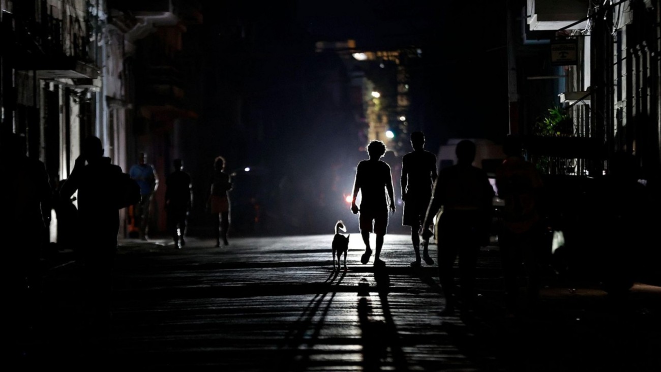 Cuba en la oscuridad total: un nuevo colapso del sistema eléctrico paraliza al país