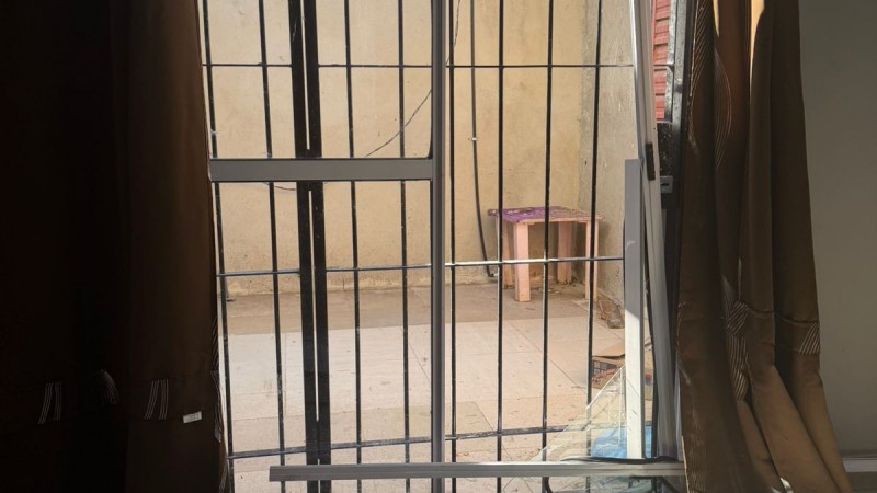 Polémico allanamiento a la casa de la familia vinculada al video de presuntas coimas: denuncian destrozos y persecución