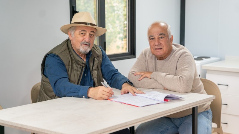 Othar firmó el contrato para la compra de 50 viviendas para los damnificados por la catástrofe del Cerro Hermitte