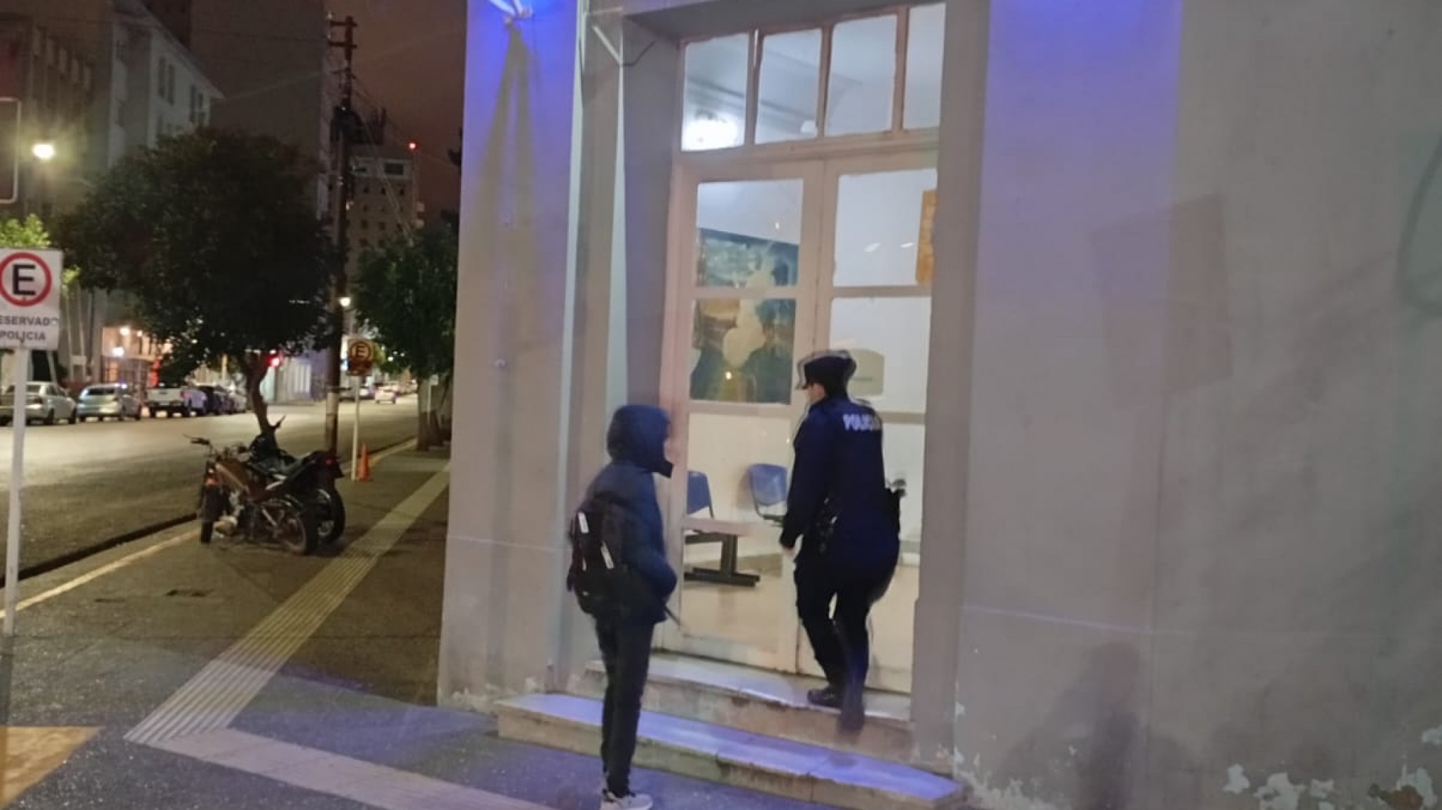 Hallaron en el centro a una joven que era buscada en Caleta Olivia y estaba desorientada