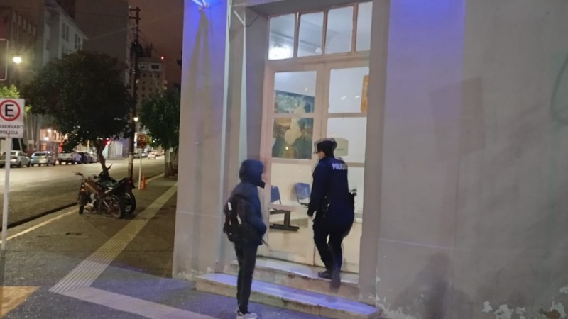 Hallaron en el centro a una joven que era buscada en Caleta Olivia y estaba desorientada