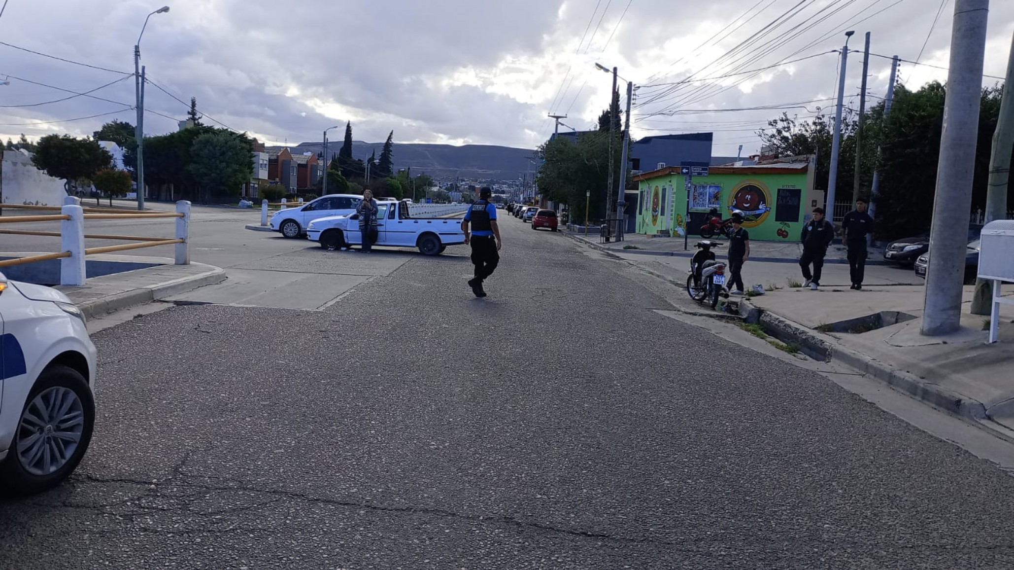 Choque entre una camioneta y una moto en barrio Pueyrredón