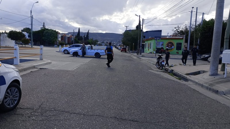 Choque entre una camioneta y una moto en barrio Pueyrredón