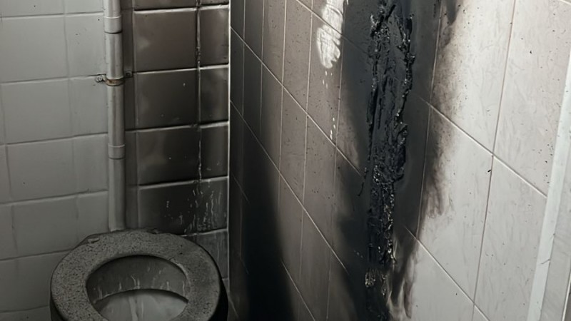 Comodoro Rivadavia: un alumno prendió fuego un porta papel en el baño y provocó un caos en el Colegio del Sol
