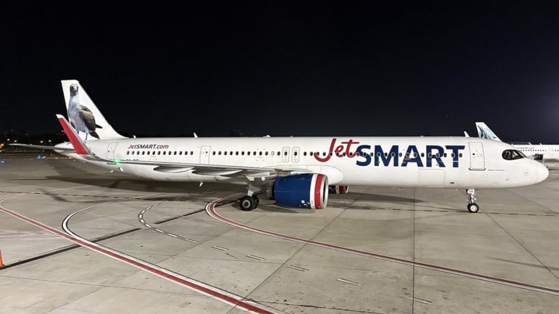 Vuelo de JetSMART demoró más de 14 horas entre Buenos Aires y Córdoba por tormentas: desvíos, abortos y espera en Neuquén
