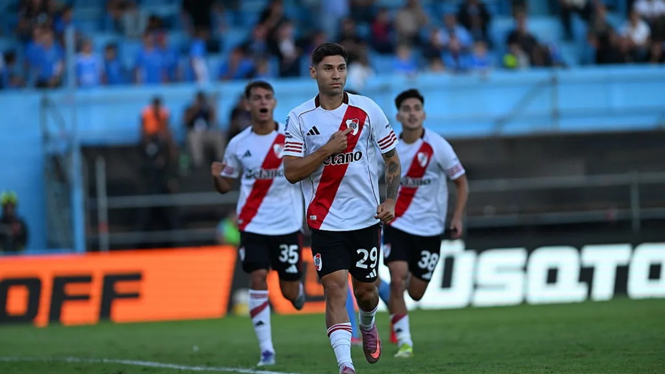 River se impuso en Córdoba, ganó 2-0 y se sube a la cima del Apertura