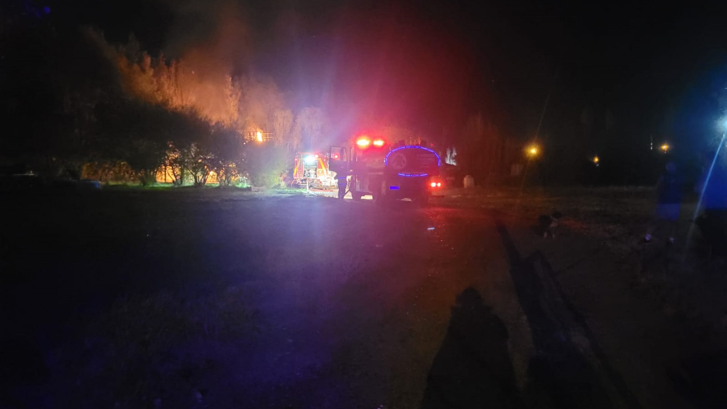 Una casa quedó destruida en Km 17: investigan una salamandra y un criadero de pollos como posible origen del incendio