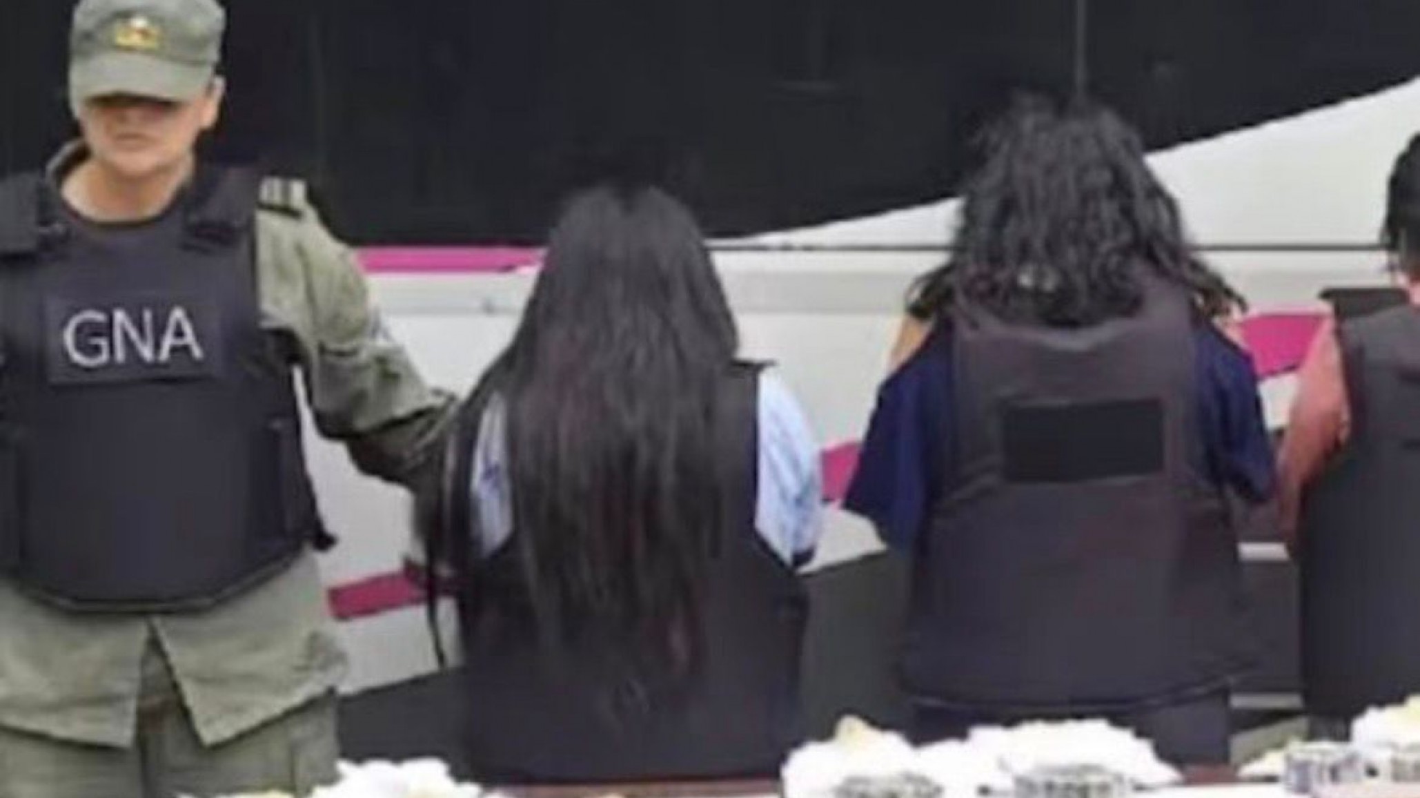 Detuvieron a 10 personas en Tucumán con más de 500 cápsulas de cocaína ingeridas