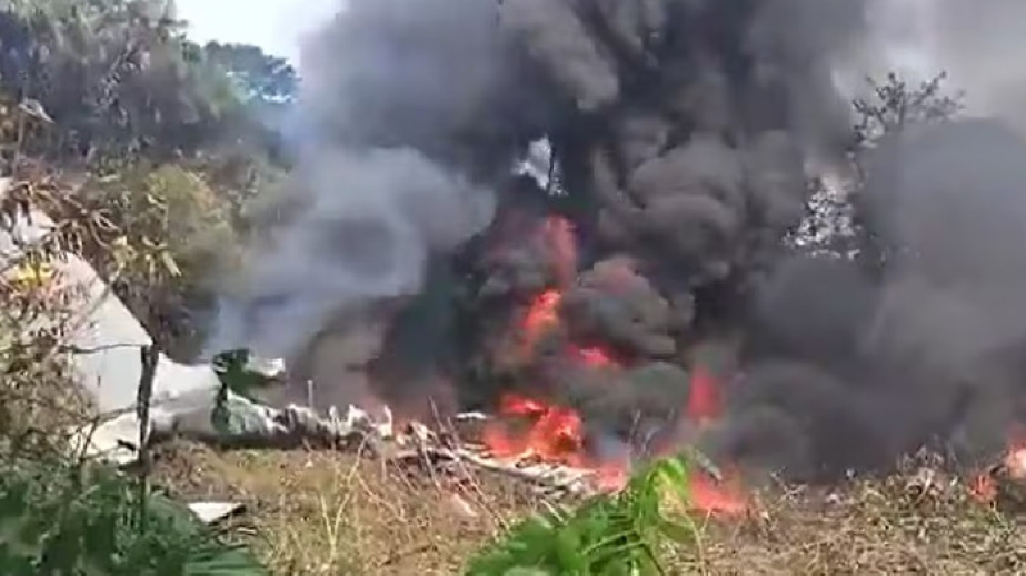 Un Hércules de la Fuerza Aérea se estrelló con 125 personas a bordo: reportan ocho muertos y un dramático rescate