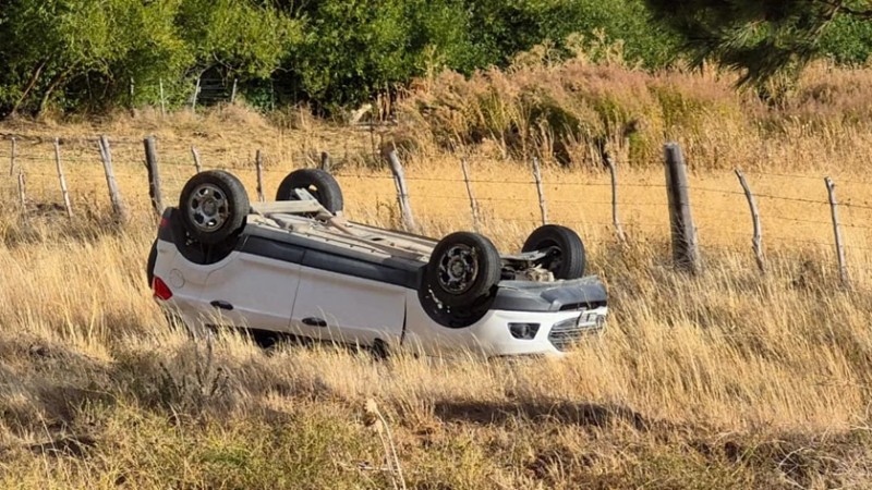 Chubut: volcaron con dos menores a bordo en la Ruta 259, pero siguieron viaje por una urgencia médica