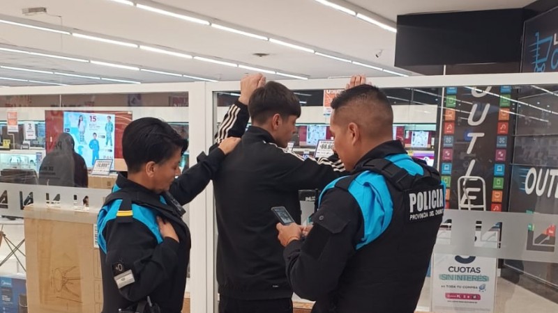 Lo sorprendieron robando más de $50.000 en chocolates en un supermercado