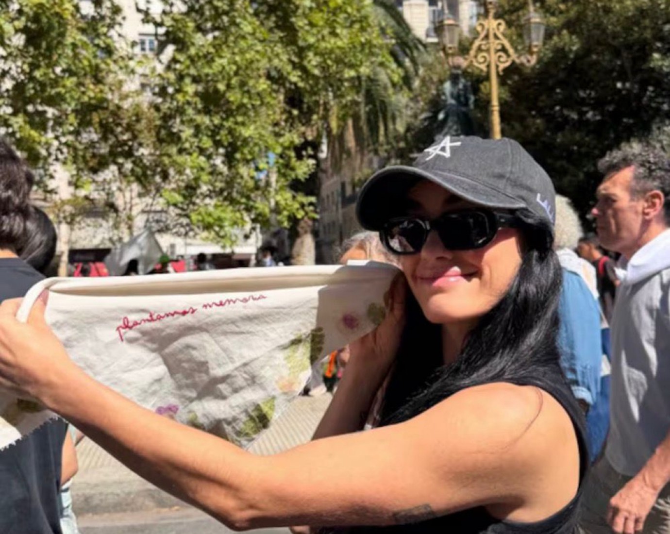 Lali Espósito marchó por el Día de la Memoria y compartió el mensaje "Donde hay que estar"