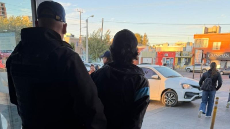 Intentó llevarse chocolates sin pagar y lo detuvieron en La Anónima