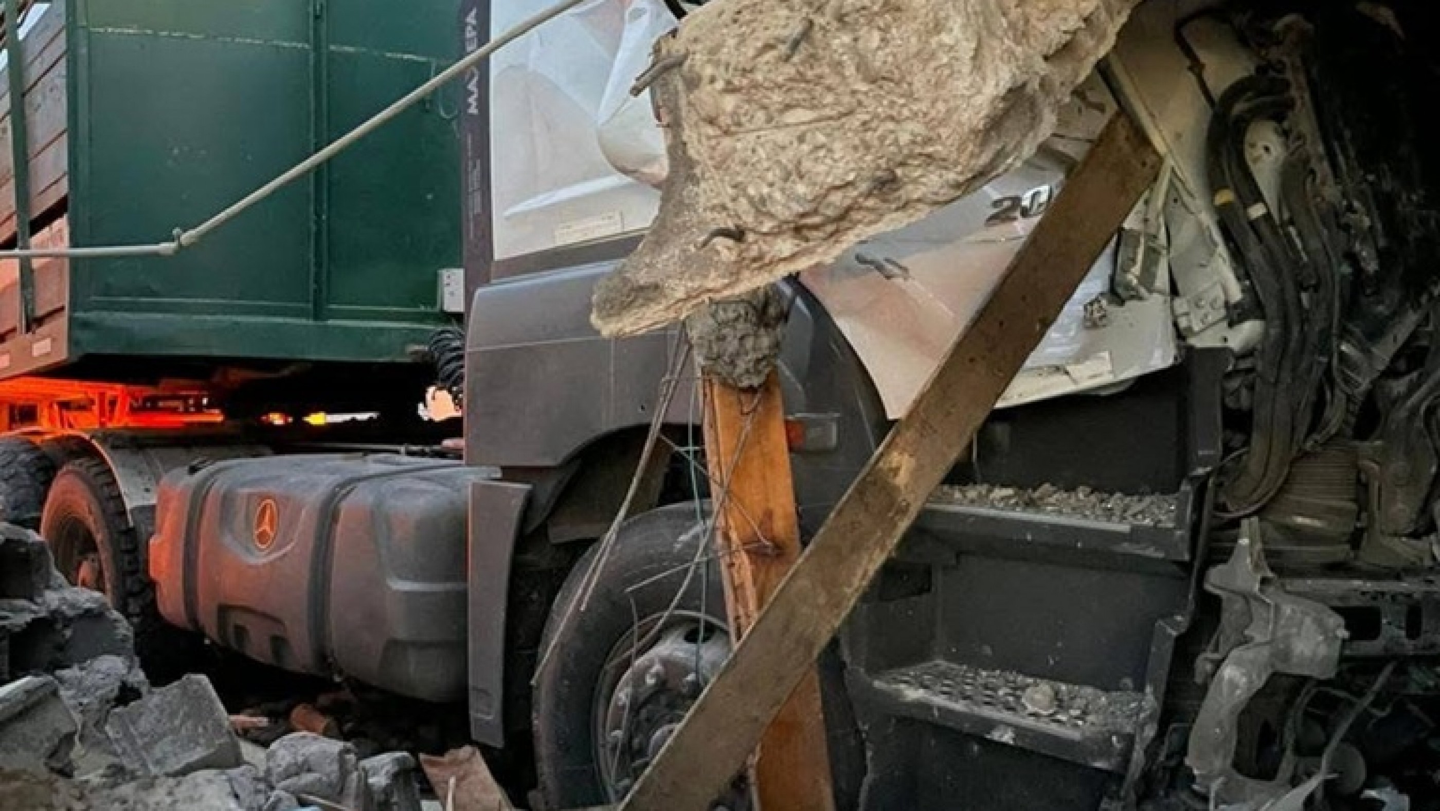 Tragedia en Ruta 25: un camión se incrustó en una casa rural y murió el chofer