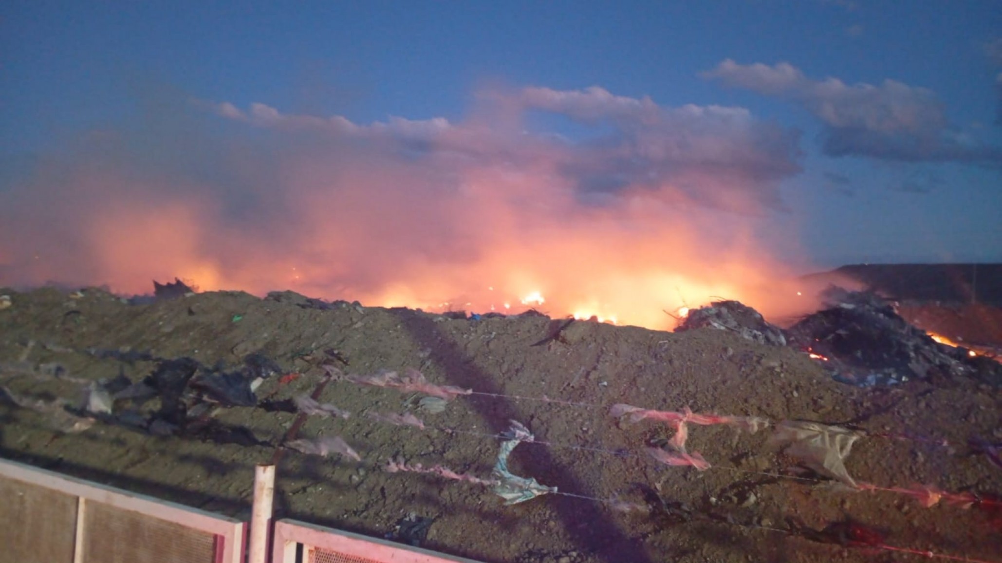 Volvió a activarse un incendio en la escombrera del barrio Industrial