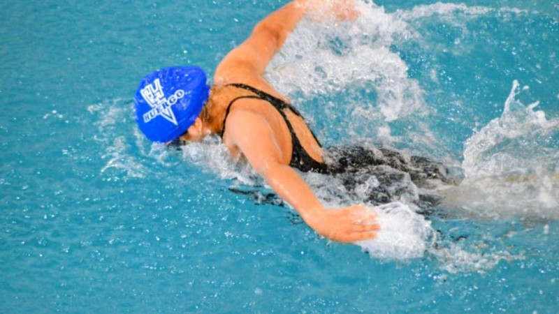 Piden ayuda para una adolescente de 14 años que debe someterse a una cirugía por escoliosis