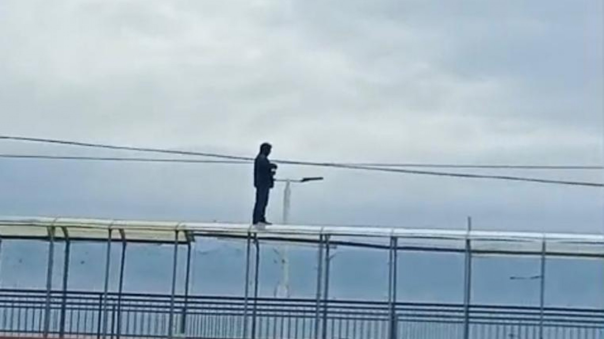 Un hombre amenaza con tirarse del puente entre Palazzo y Ciudadela: pide trabajo y comida