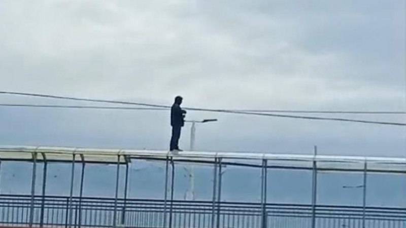 Un hombre amenaza con tirarse del puente entre Palazzo y Ciudadela: pide trabajo y comida