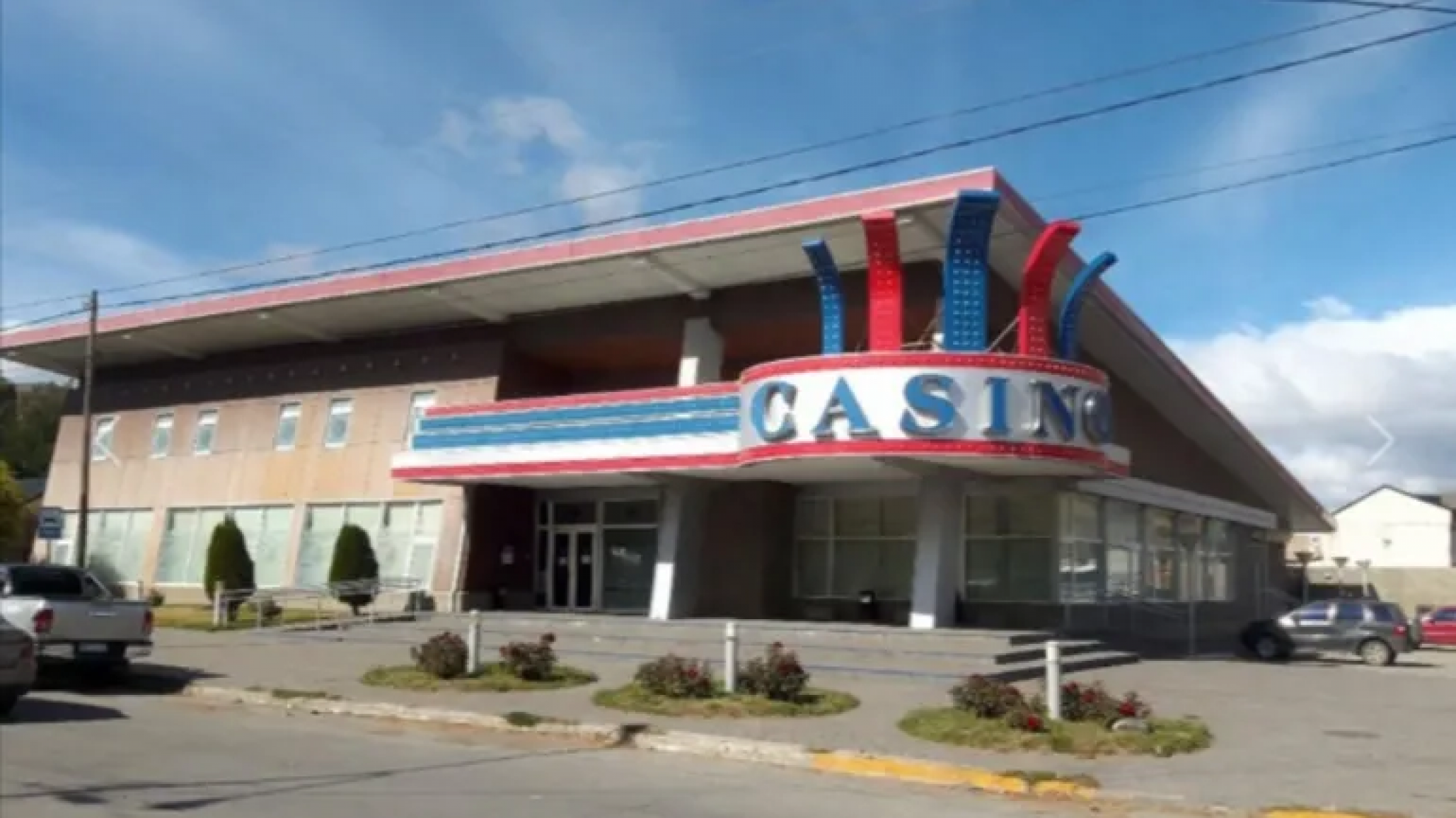Crisis en Esquel: tras el cierre del casino, los trabajadores tomaron el edificio