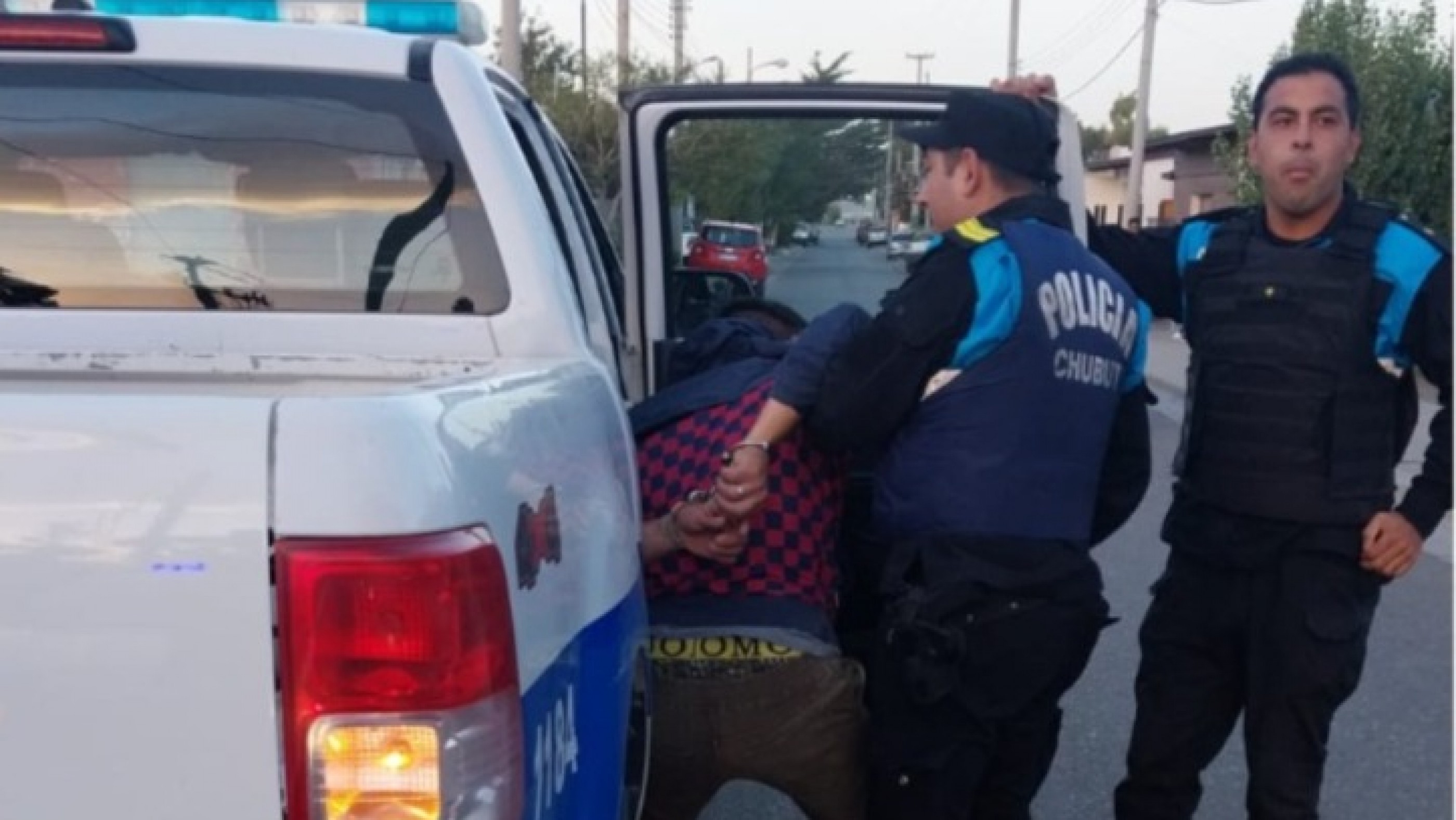 Intentó robar una botella de fernet, agredió a un policía y terminó detenido tras una persecución