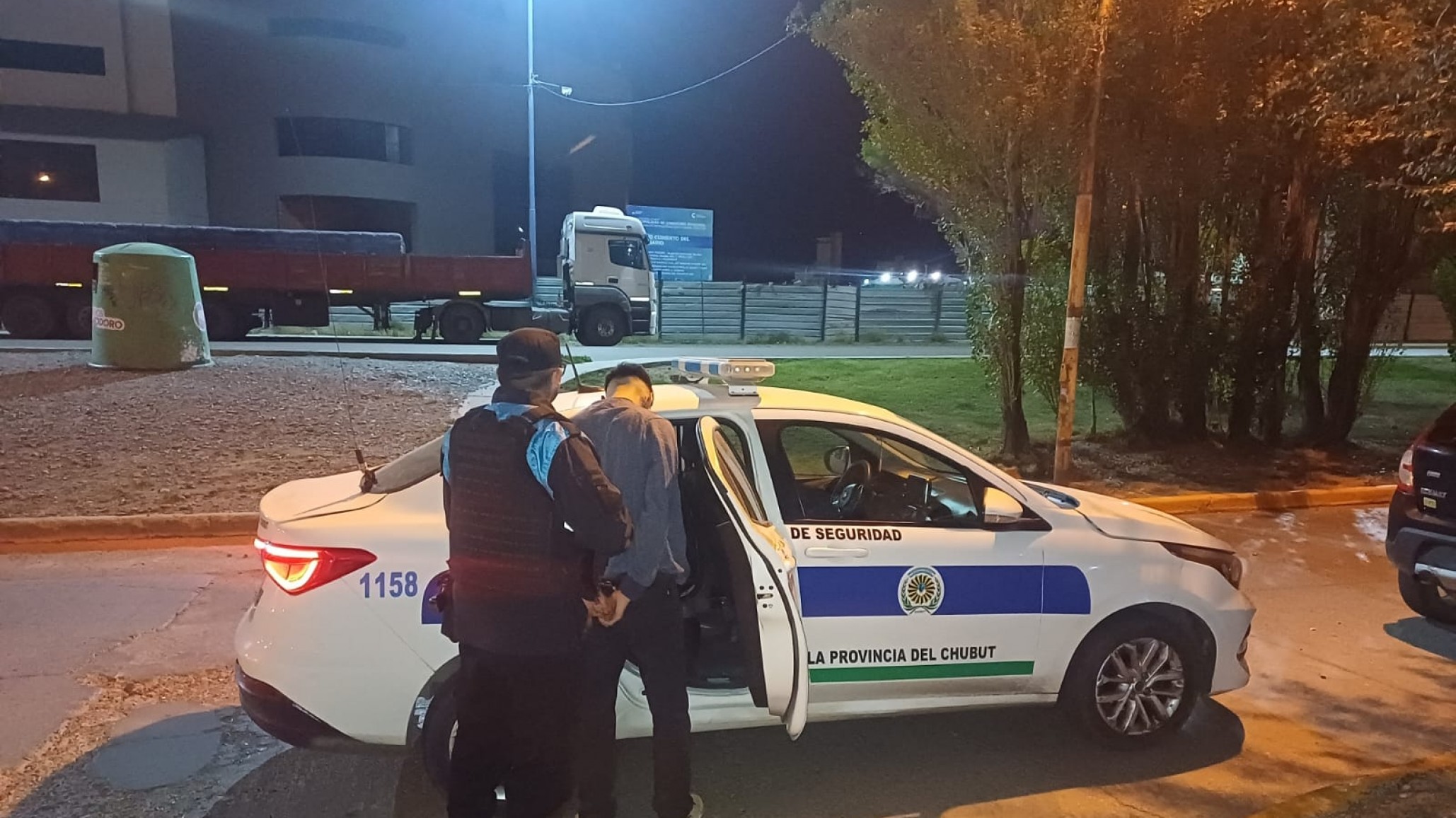 Borracho, agresivo y a los gritos en un edificio: terminó demorado en pleno centro