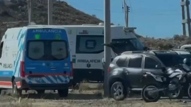 Accidente en la rotonda de Km 5: trabajan equipos de emergencia